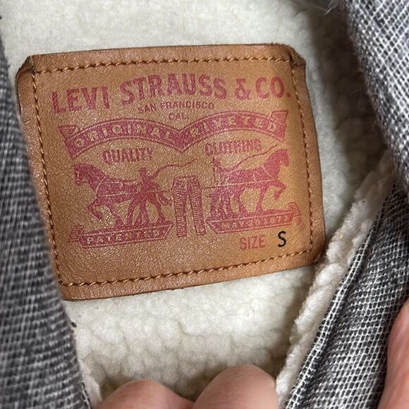 Levi’s Grey Soft Sherpa Trucker Jacket. Size Small. - Picture 4 of 11